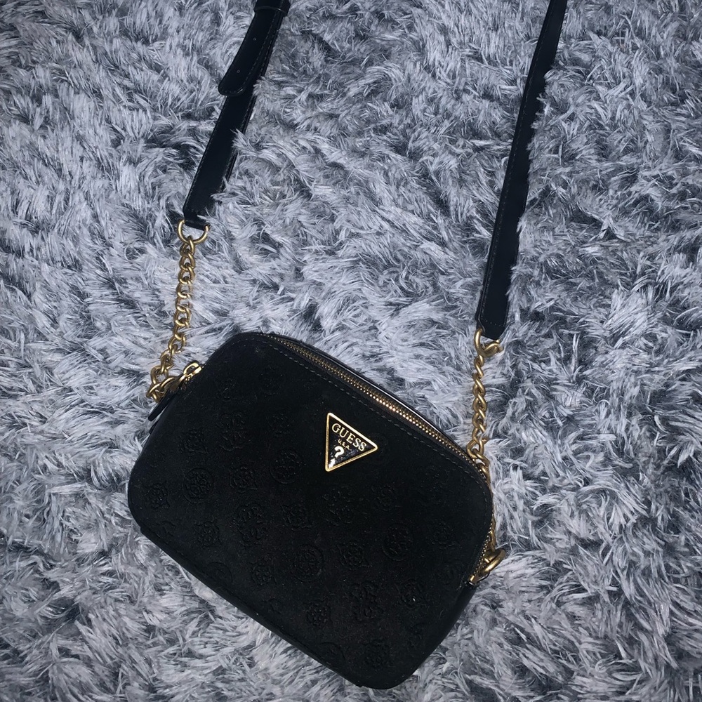 GUESS Elegant Black Crossbody Bag with Gold Chain